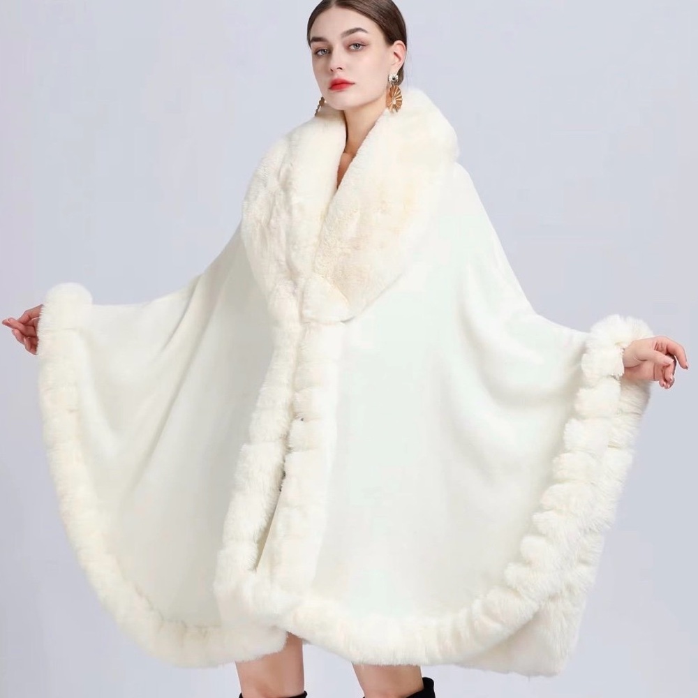 Elegant White Faux Fur Trim cardigan